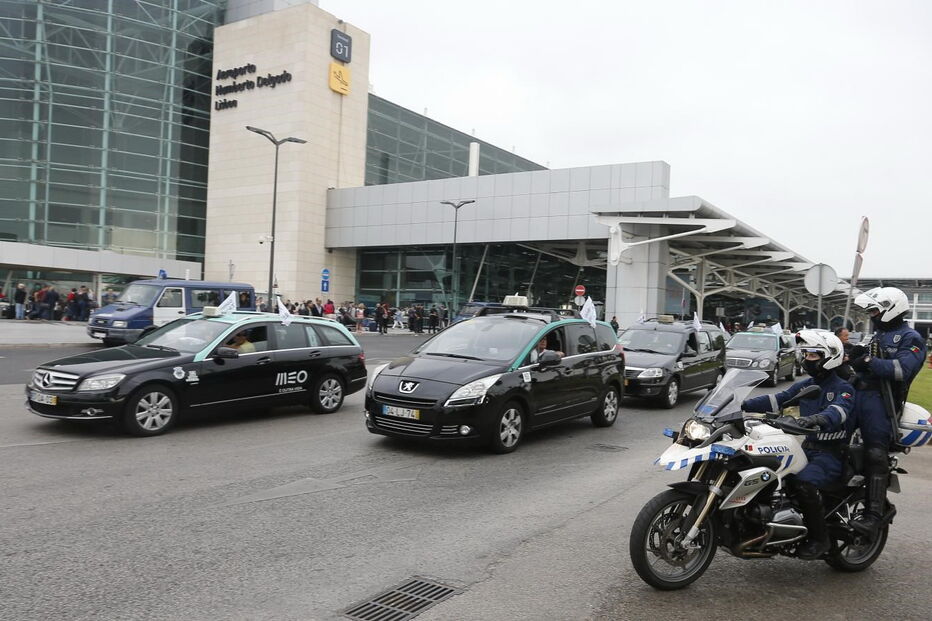 Atropelamento, taxista, UBER, Hospital Amadora-Sintra, Federação Portuguesa do Táxi, Carlos Ramos, Aeroporto de Lisboa, Associação Nacional de Transportadores Rodoviários, Florêncio de Almeida