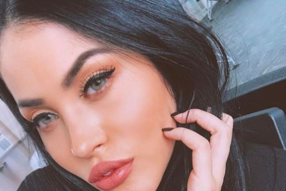 Conheça Cláudia Alende, a Megan Fox brasileira