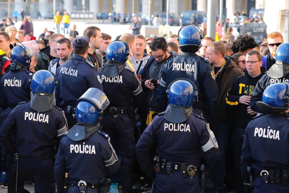 Benfica, adeptos, alemães, material pirotécnico, Borussia de Dortmund, estádio da luz, Lisboa, detidos, 
