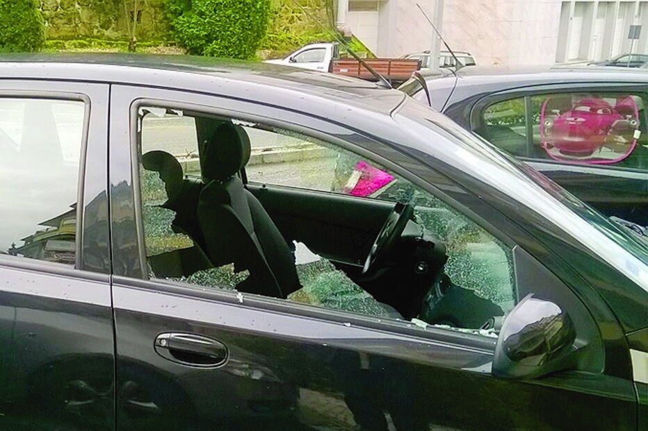 Partem vidros para roubar   