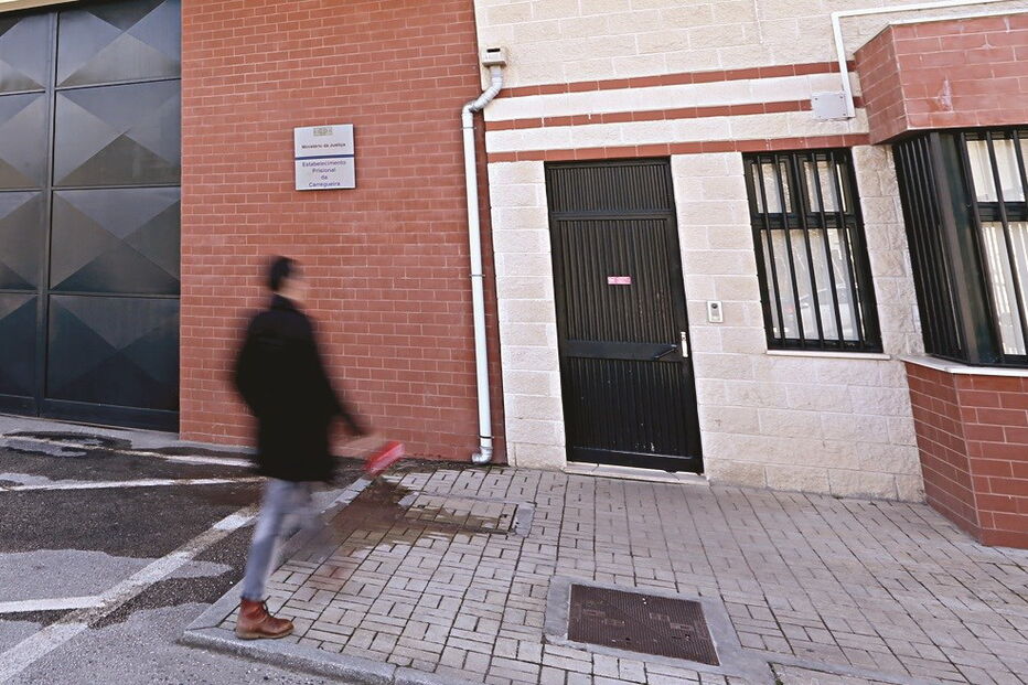 Reclusos da cadeia de Sintra apanhados em esquema de venda de telemóveis 