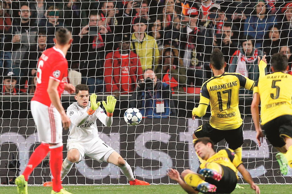 Ederson decide não se atirar para nenhum dos lados e acabou por defender o penálti de Aubameyang    