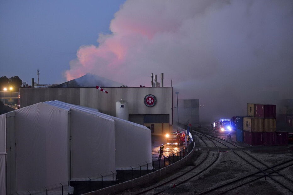 Fogo deflagrou em dois armazéns com enxofre da Sapec Agro, em Mitrena, Setúbal