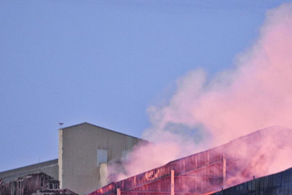 Fogo deflagrou em dois armazéns com enxofre da Sapec Agro, em Mitrena, Setúbal