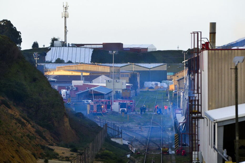 Fogo deflagrou esta terça-feira em dois armazéns com enxofre da Sapec Agro, em Mitrena, Setúbal