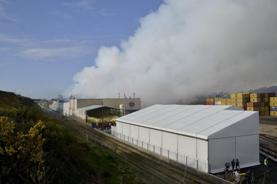 Fogo deflagrou em dois armazéns com enxofre da Sapec Agro, em Mitrena, Setúbal