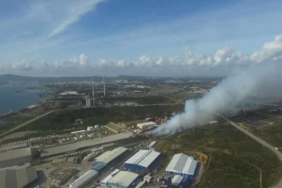 Fogo deflagrou esta terça-feira em dois armazéns com enxofre da Sapec Agro, em Mitrena, Setúbal