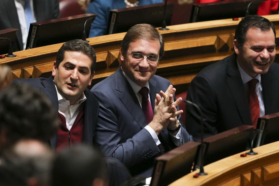 O deputado do PSD Hugo Soares (à esquerda)