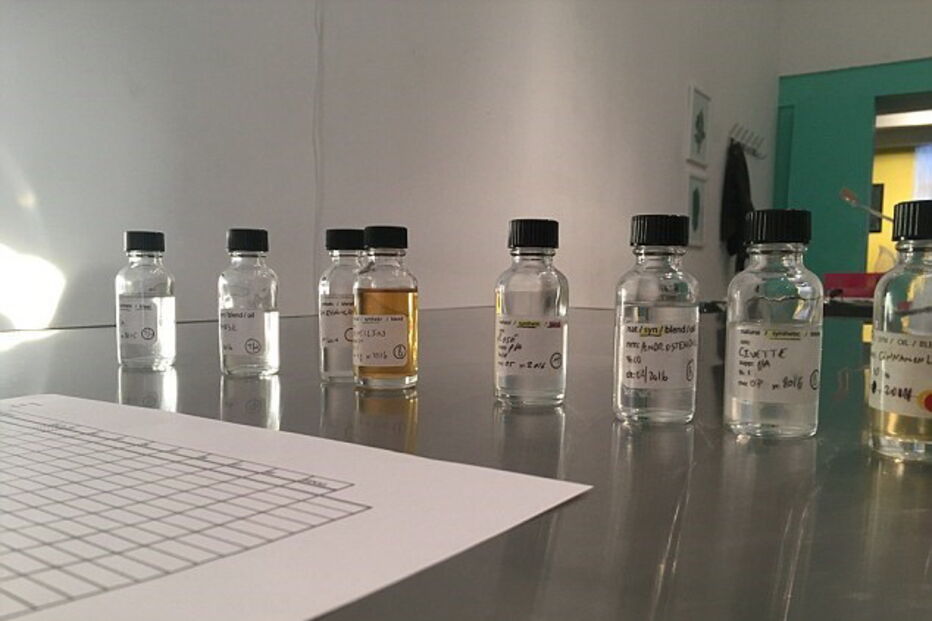 Allison Ramirez criou perfume com fluidos vaginais, rosa, cedro e almíscar sintético