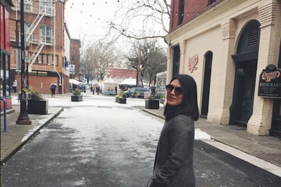 Allison Ramirez criou perfume com fluidos vaginais, rosa, cedro e almíscar sintético