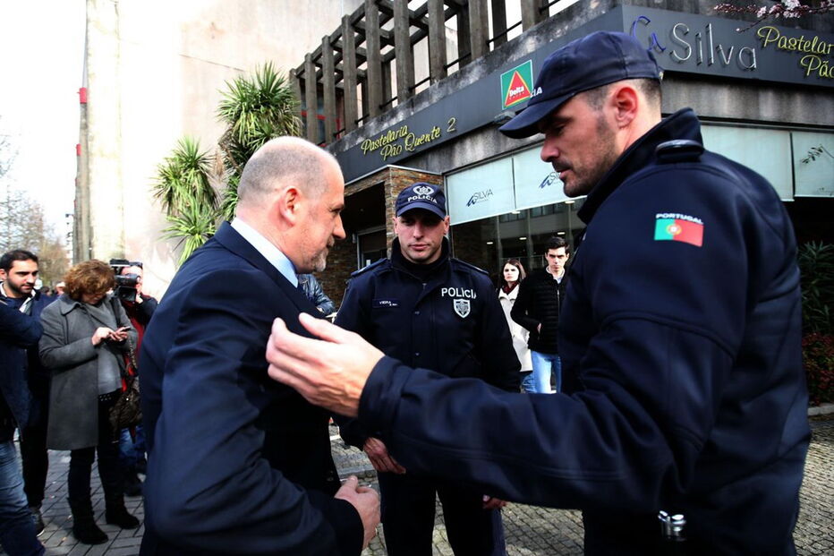 Antero em silêncio no julgamento sobre segurança ilegal