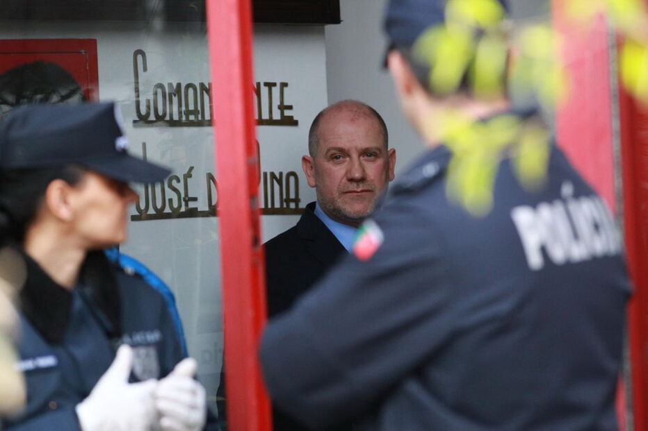 Antero em silêncio no julgamento sobre segurança ilegal