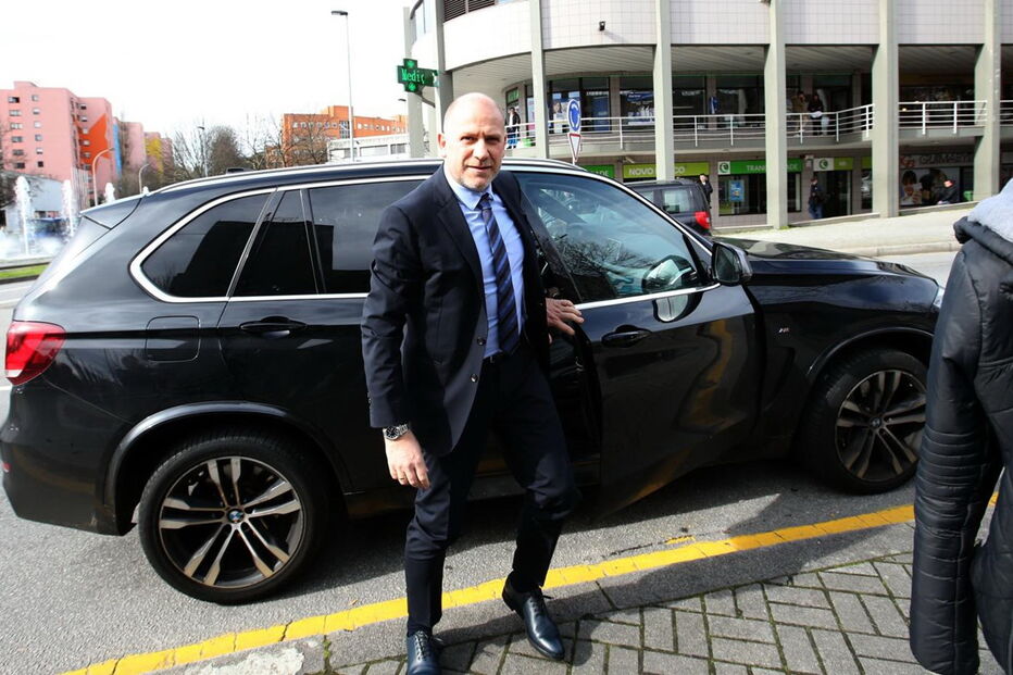 Antero em silêncio no julgamento sobre segurança ilegal