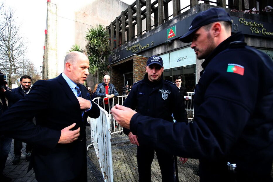 Antero em silêncio no julgamento sobre segurança ilegal