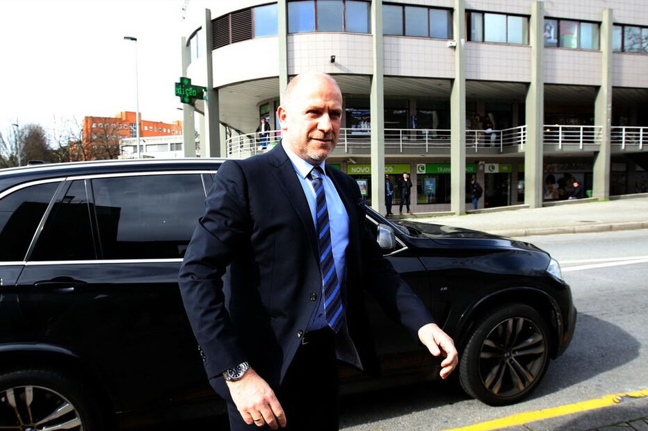 Antero em silêncio no julgamento sobre segurança ilegal