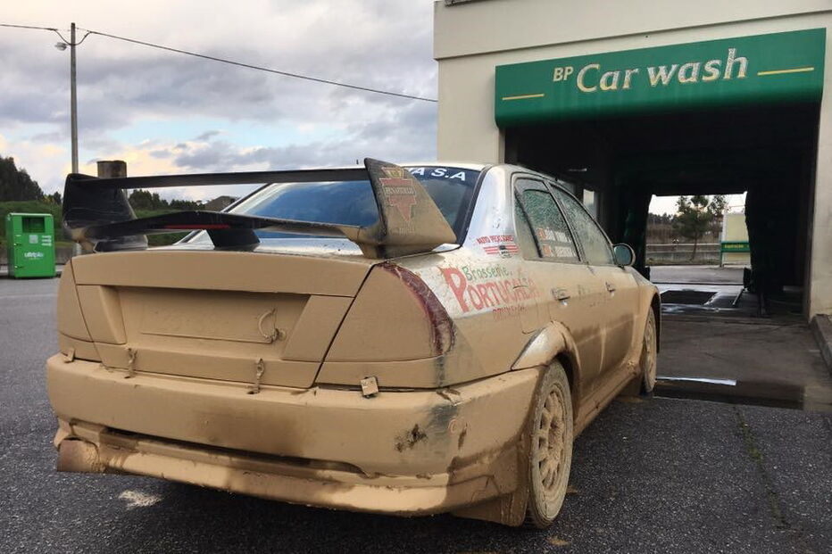 Carro de João Vinha depois de treinos