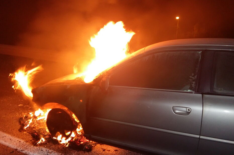 Carro a arder na A29