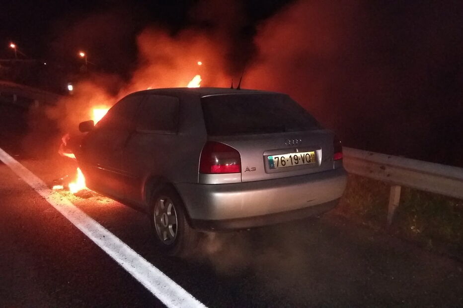 Carro a arder na A29