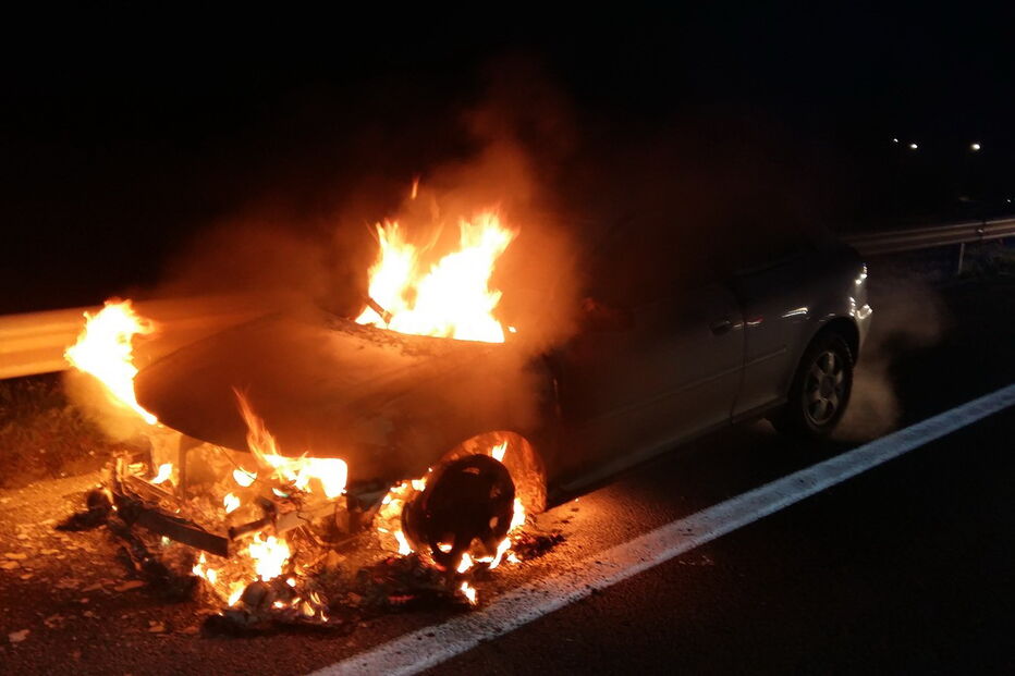 Carro a arder na A29