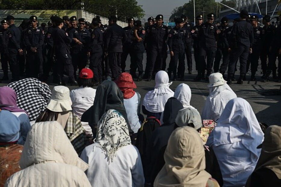 Soldados e polícias cercam templo budista nos subúrbios de Banguecoque na tentativa de prender o seu líder espiritual