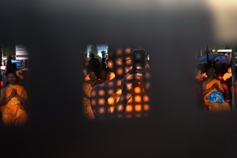 Soldados e polícias cercam templo budista nos subúrbios de Banguecoque na tentativa de prender o seu líder espiritual