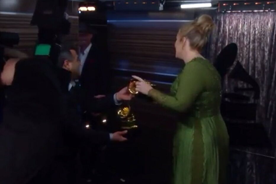Adele trocou a estatueta estragada por uma nova