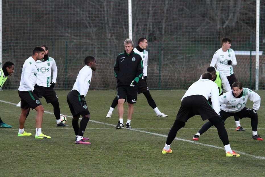 Jorge Jesus (ao centro) vai manter o núcleo duro contra o Rio Ave  