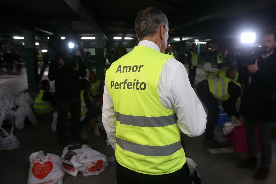 Marcelo Rebelo de Sousa ajudou a distribuir refeições aos sem-abrigos da cidade do Porto