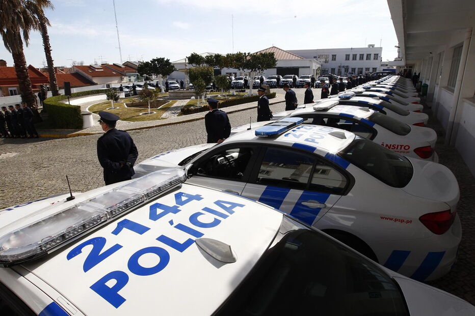 Ministra entrega novos carros à PSP