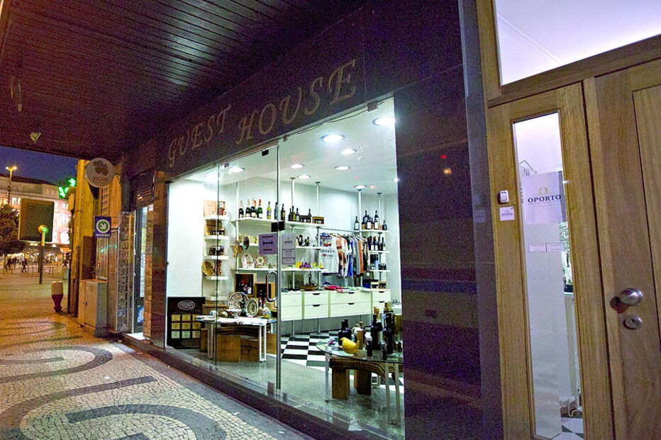 Hostel fica nas imediações de restaurante. Não se sabe exatamente qual o património do chefe da claque dos azuis-e-brancos