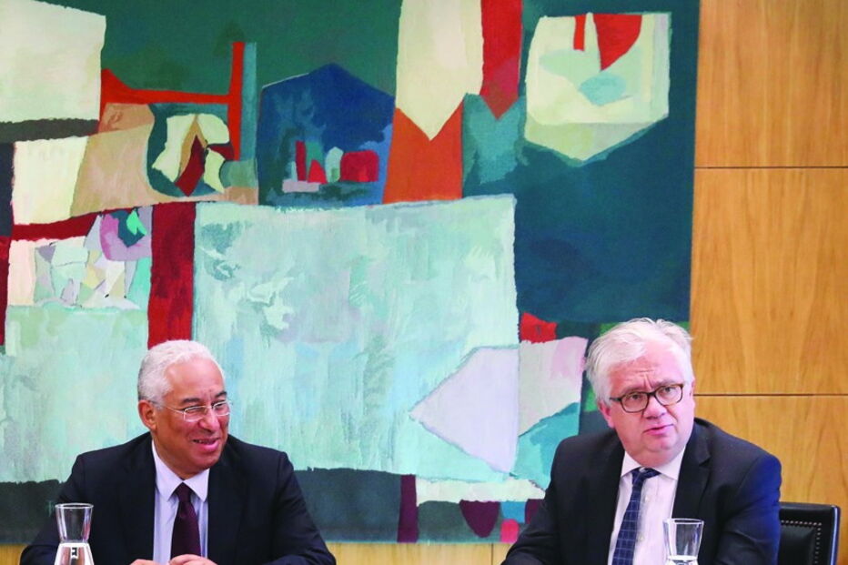 António Costa com o ministro adjunto Eduardo Cabrita, que lidera processo   