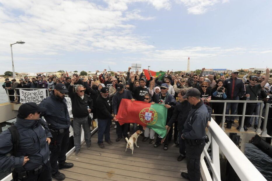 Associação de Moradores dos Hangares, Associação da Ilha do Farol, Sociedade Polis, João Pedro Matos Fernandes, Tribunal Administrativo e Fiscal de Loulé, Câmara de Olhão e Associação da Ilha, Bloco de Esquerda, Catarina Martins