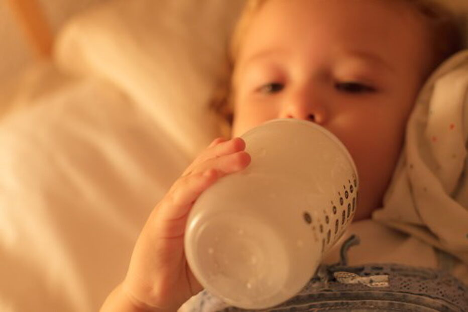 Avó encheu biberão da neta com produto de limpeza, pensando tratar-se de sumo de uva