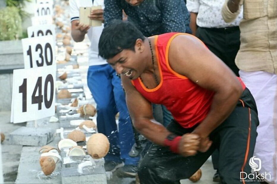 Abeesh Dominic é o recordista a partir cocos com a mão