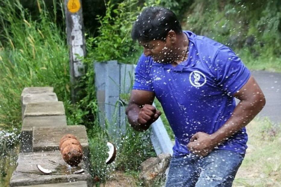 Abeesh Dominic é o recordista a partir cocos com a mão