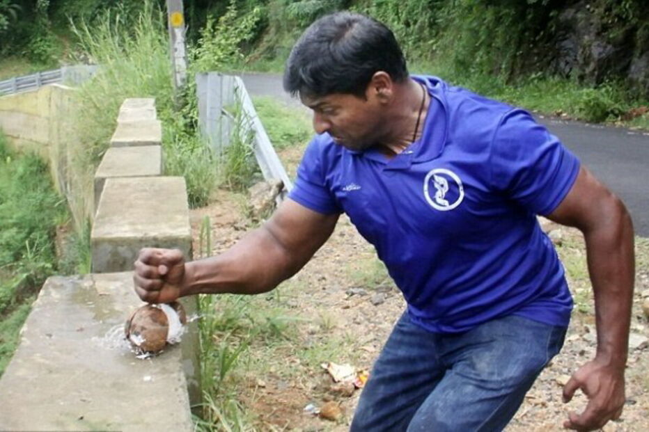 Abeesh Dominic é o recordista a partir cocos com a mão