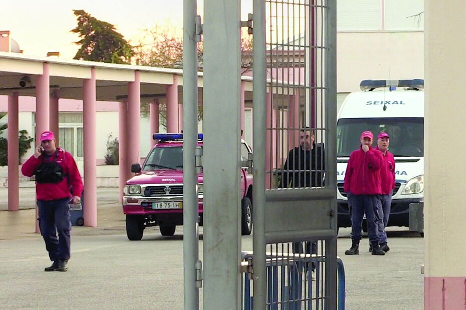 Bombeiros do Seixal receberam o alerta às 15h20 e deslocaram-se à Escola Básica 2,3 de Corroios