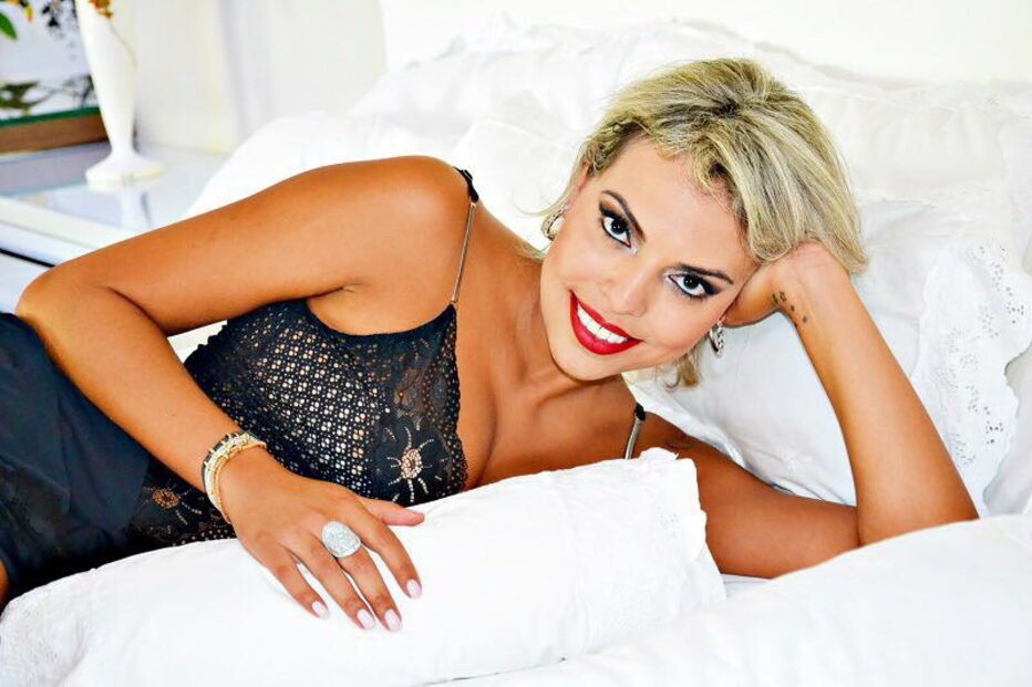 Cláudia de Marchi assume, sem reservas, a sua profissão de acompanhante de luxo