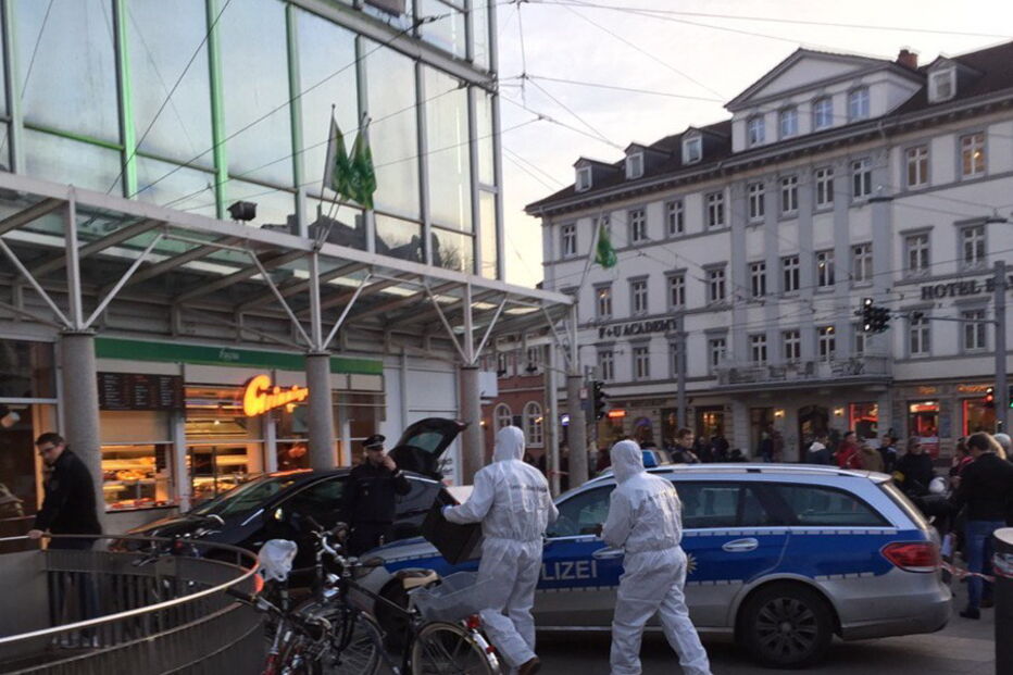 Imagens do local onde um homem investiu sob a multidão este sábado