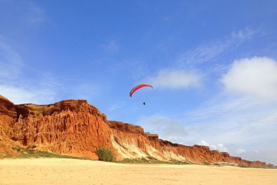 Homem praticava parapente quando caiu