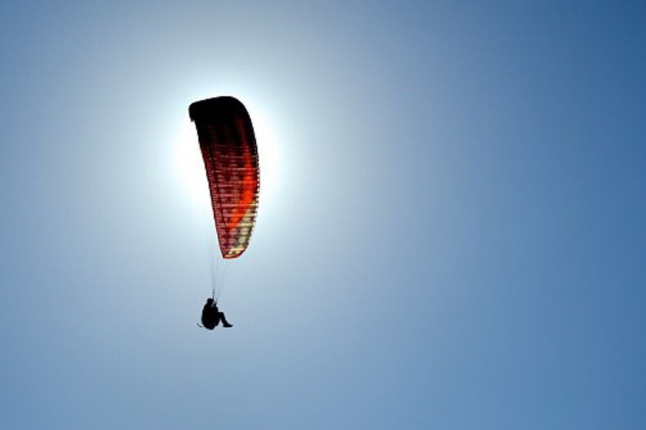 Homem praticava parapente quando caiu
