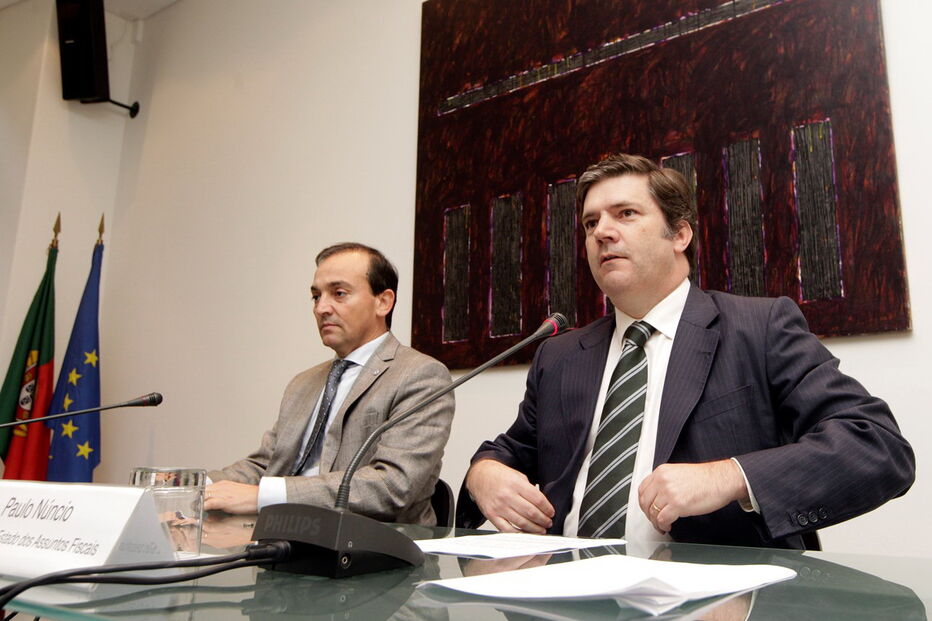 Azevedo Pereira, antigo diretor-geral dos Impostos (esq.), veio desmentir Paulo Núncio sobre a publicação dos dados