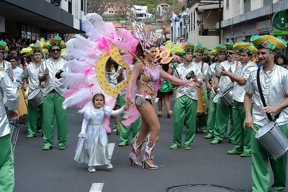 Samba, matrafonas, saloias, caretos... de norte a sul do País celebrou-se o Carnaval