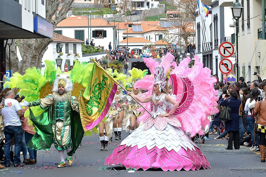 Samba, matrafonas, saloias, caretos... de norte a sul do País celebrou-se o Carnaval