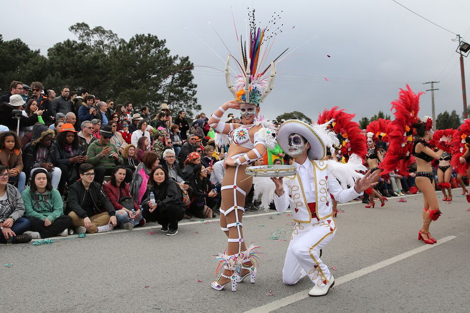 Samba, matrafonas, saloias, caretos... de norte a sul do País celebrou-se o Carnaval