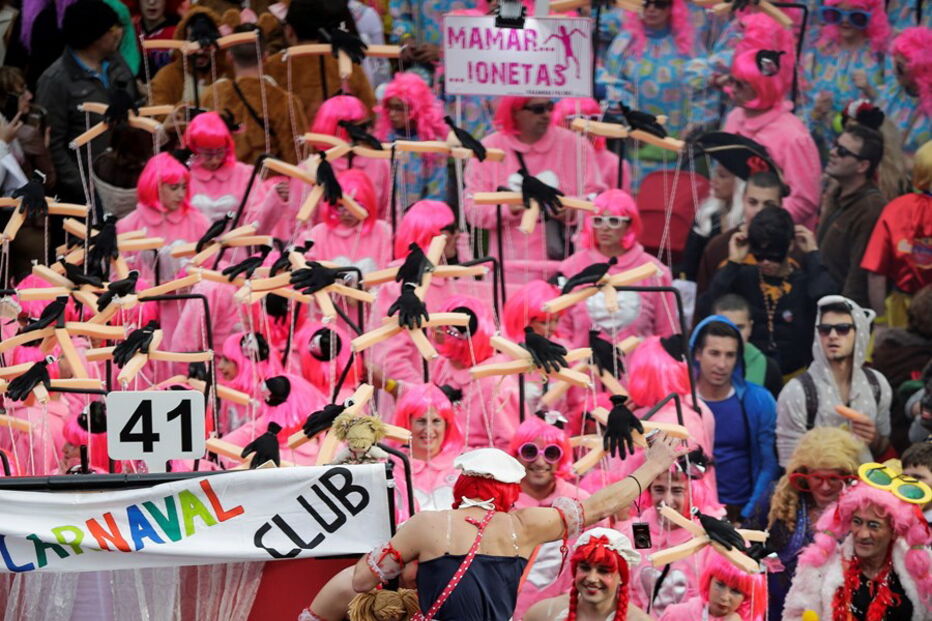Samba, matrafonas, saloias, caretos... de norte a sul do País celebrou-se o Carnaval