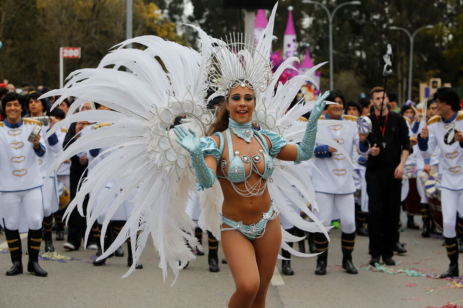 Samba, matrafonas, saloias, caretos... de norte a sul do País celebrou-se o Carnaval