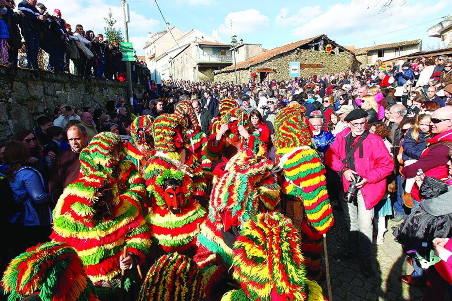 Samba, matrafonas, saloias, caretos... de norte a sul do País celebrou-se o Carnaval