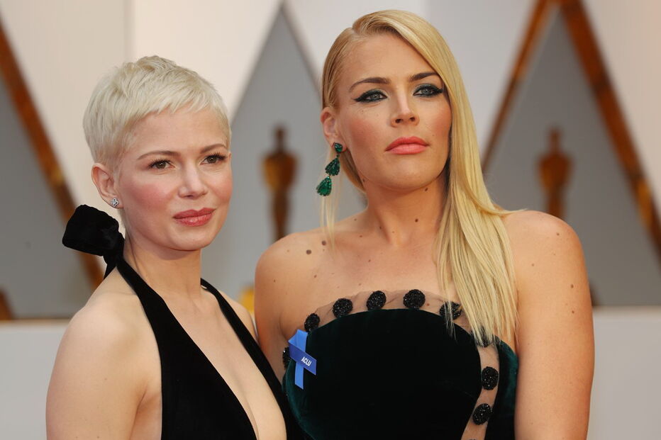 As atrizes Michelle Williams e Busy Philipps