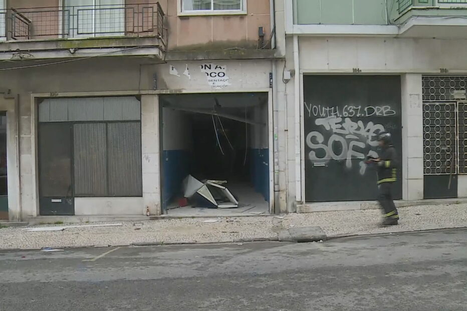 Deslizamento de terras na Rua Damasceno Monteiro